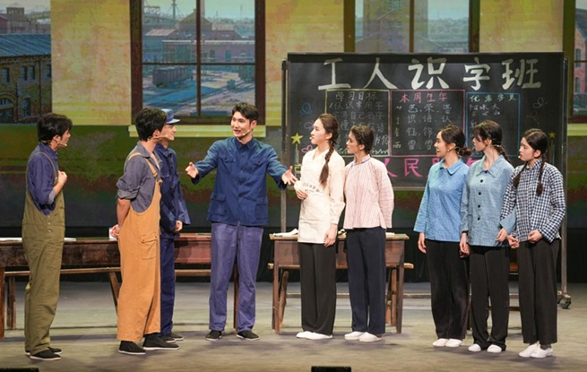 东华大学原创话剧《织光者》首演