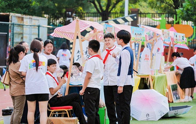 组图：这所小学为毕业生办AI微电影展