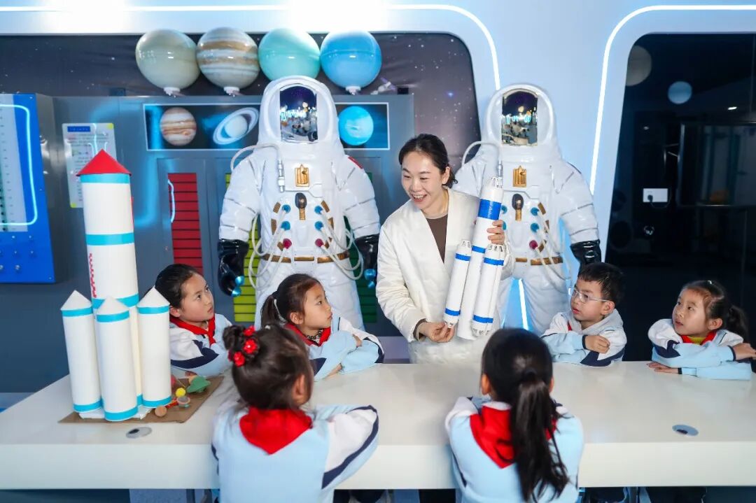 江苏省泰州市姜堰区淮海小学，老师通过模型给学生们介绍航天知识 周社根 摄