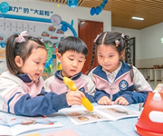 “电子带娃”代替不了暖心陪伴