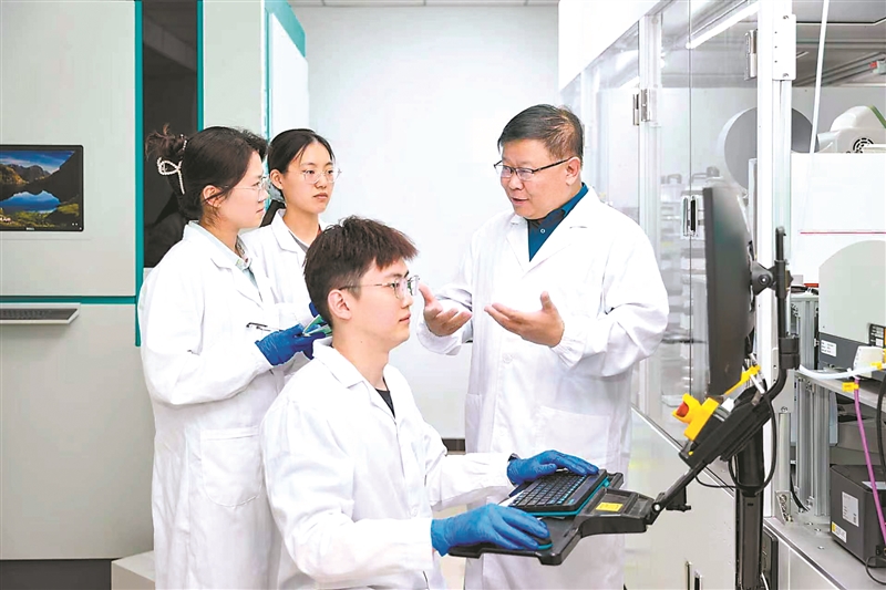 中国科学院院士、天津大学合成生物与生物制造学院院长元英进（右一）在指导学生。受访单位供图