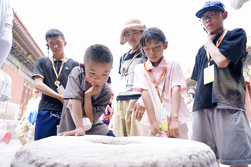 孩子们走进故宫博物院，在讲解中品味中华优秀传统文化。中国儿童中心供图