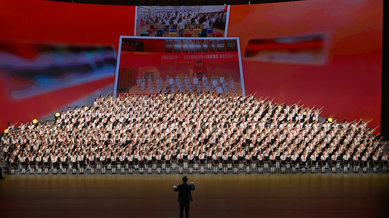 师生联袂演唱《我们都是追梦人》《书香朝实》。人民网记者 翁奇羽摄