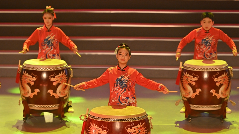《少年强》节目汇集武术、中国鼓、扇子舞、太极单刀等表演。人民网记者 翁奇羽摄