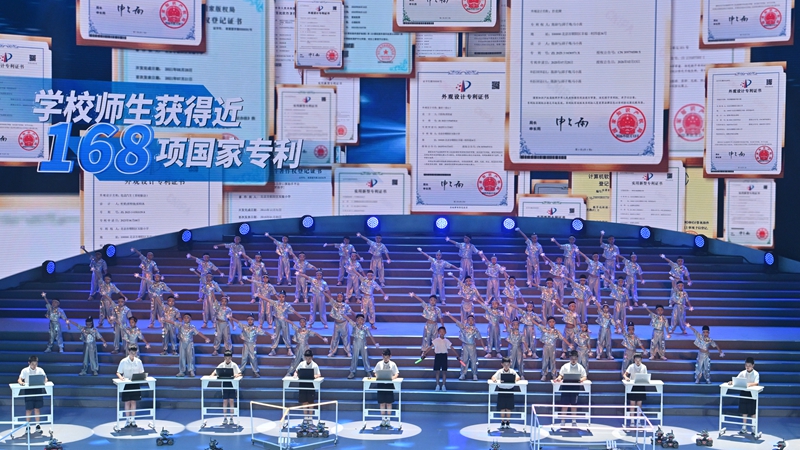科技秀《我的未来不是梦》中，学校数智教育与科创课程成果集中亮相。人民网记者 翁奇羽摄
