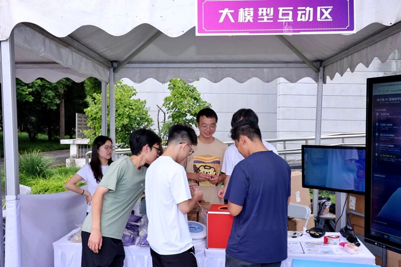 清华大学2026级研究生新生迎新现场。校方供图