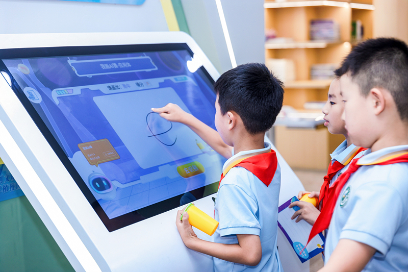 上海市浦东新区张江高科实验小学学生们体验公共学习空间智能设备。校方供图