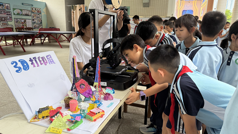 东莞市常平镇板石小学的同学们正在进行AI编程创作体验3D打印。校方供图