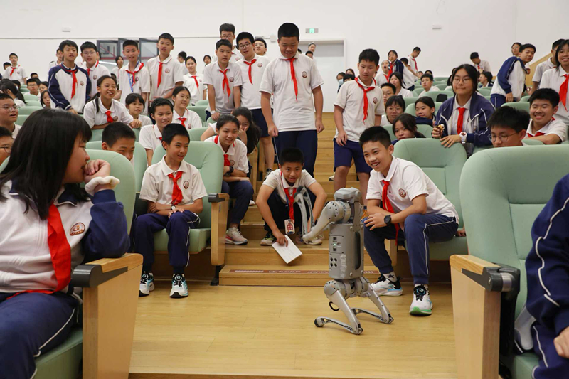 东莞市东莞中学活动现场，机器狗亮相校园，与同学们近距离趣味互动。校方供图