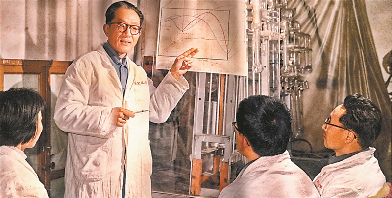 　蒋锡夔（左二）和助手们在实验室讨论工作。 中国科学院上海有机化学研究所供图