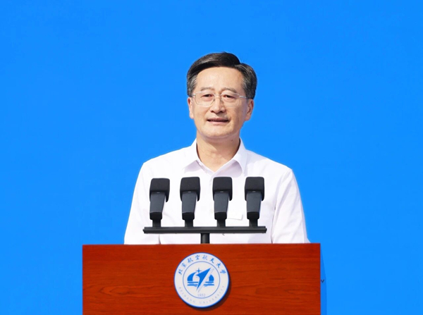 中国工程院院士、北京航空航天大学校长王云鹏在2026级新生开学典礼上讲话。校方供图