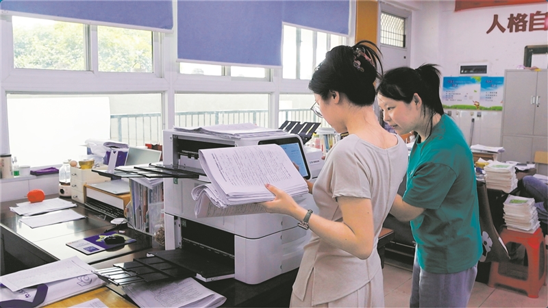 教师使用智能批阅机将考试结果整理为学情报告。 受访单位供图
