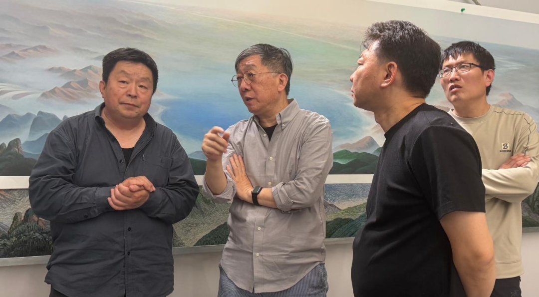 袁加（左二）和藝術專家組討論畫稿色調關系