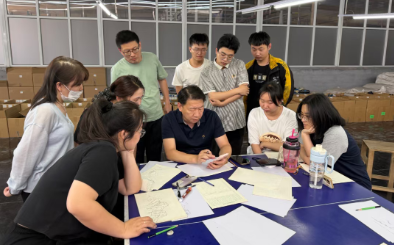 岳嵩幫助一線工藝師理解山體結構與工藝制作的關系