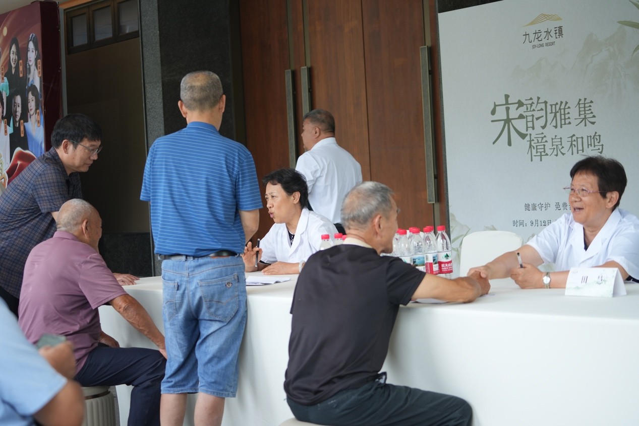 醫療專家團隊為華安當地老勞模代表及附近老年居民進行免費健康咨詢。中國老年藝術團供圖