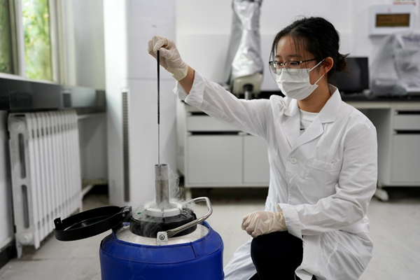 本科生在實驗室開展科學研究