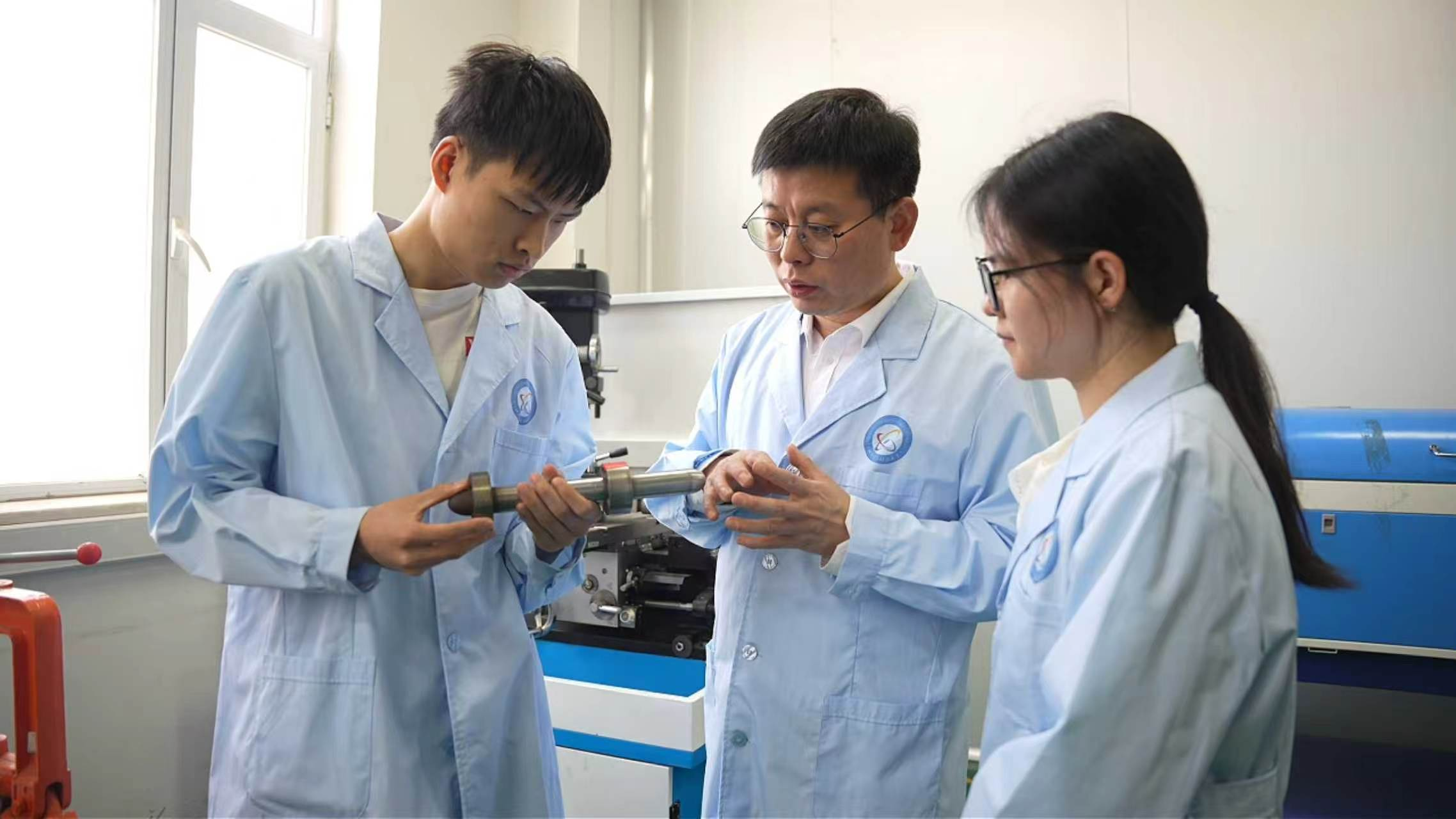 張濤教授在河北河間實驗室指導學生