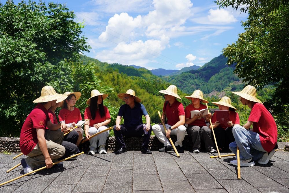 中國人民大學實踐團隊在福建寧德下黨鄉調研，重走“黨群連心路”。