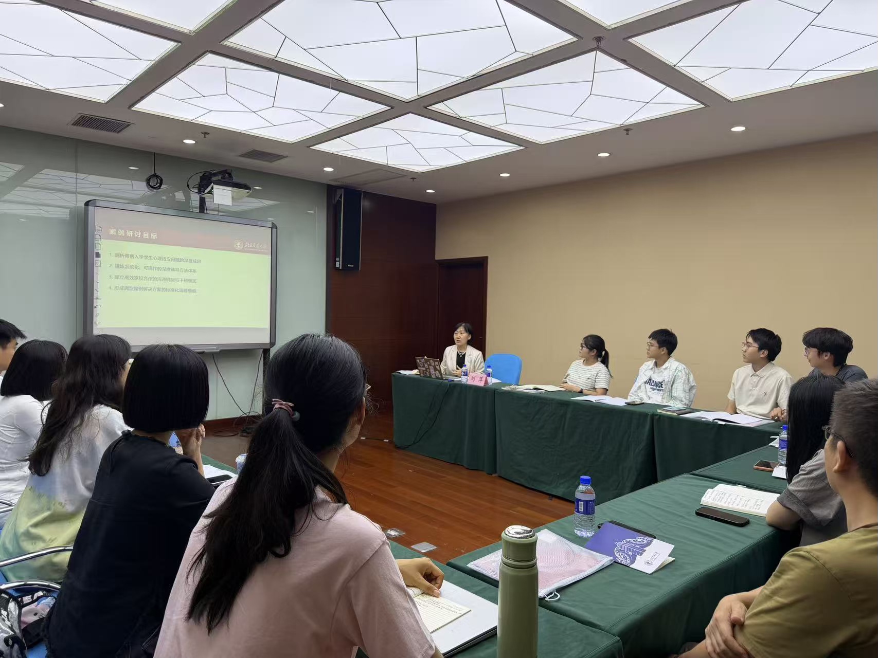 圖2 北京交通大學輔導員團隊圍繞思政育人工作開展研討交流