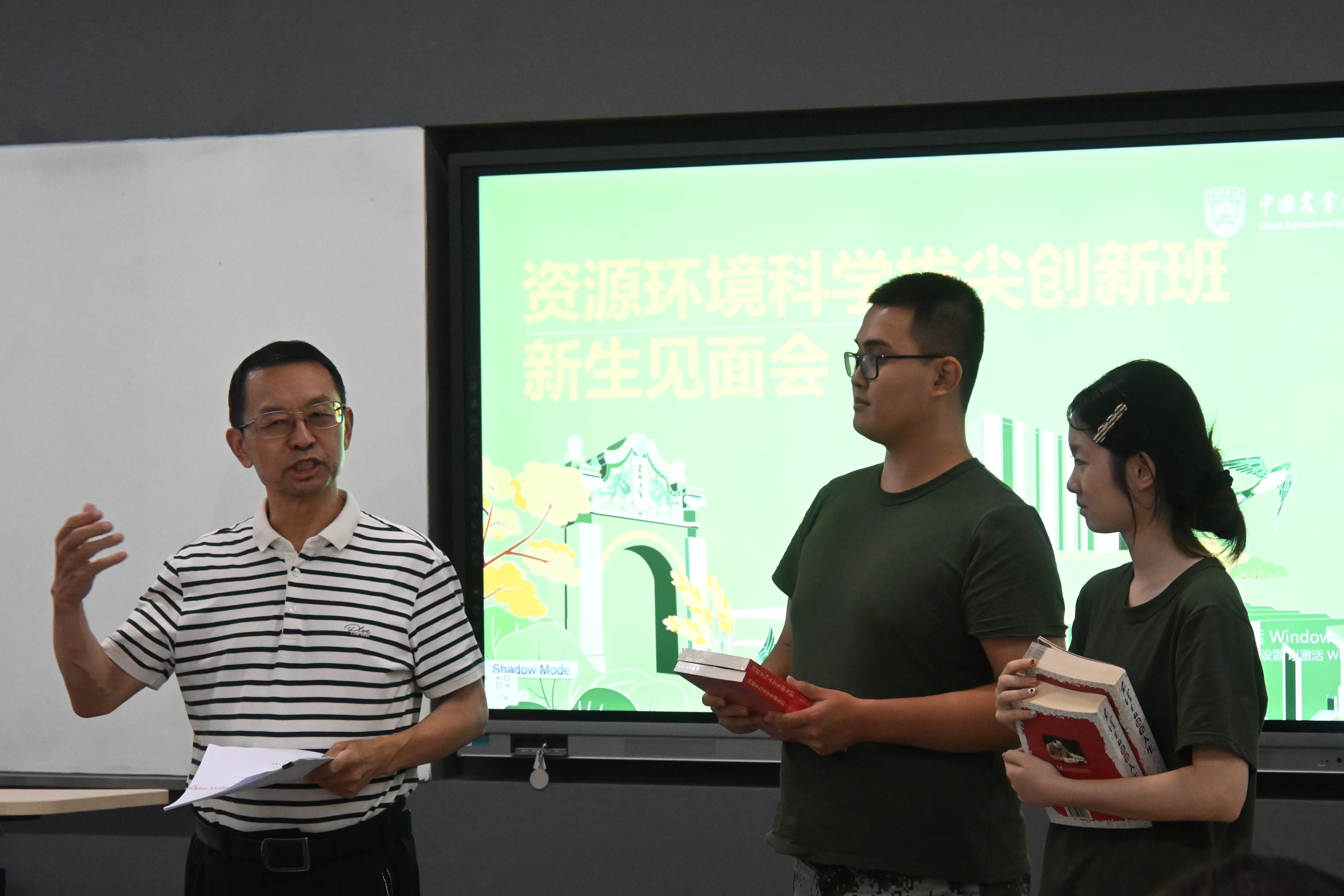 張福鎖院士（左一）與資源環境科學拔尖創新班新生深入交流