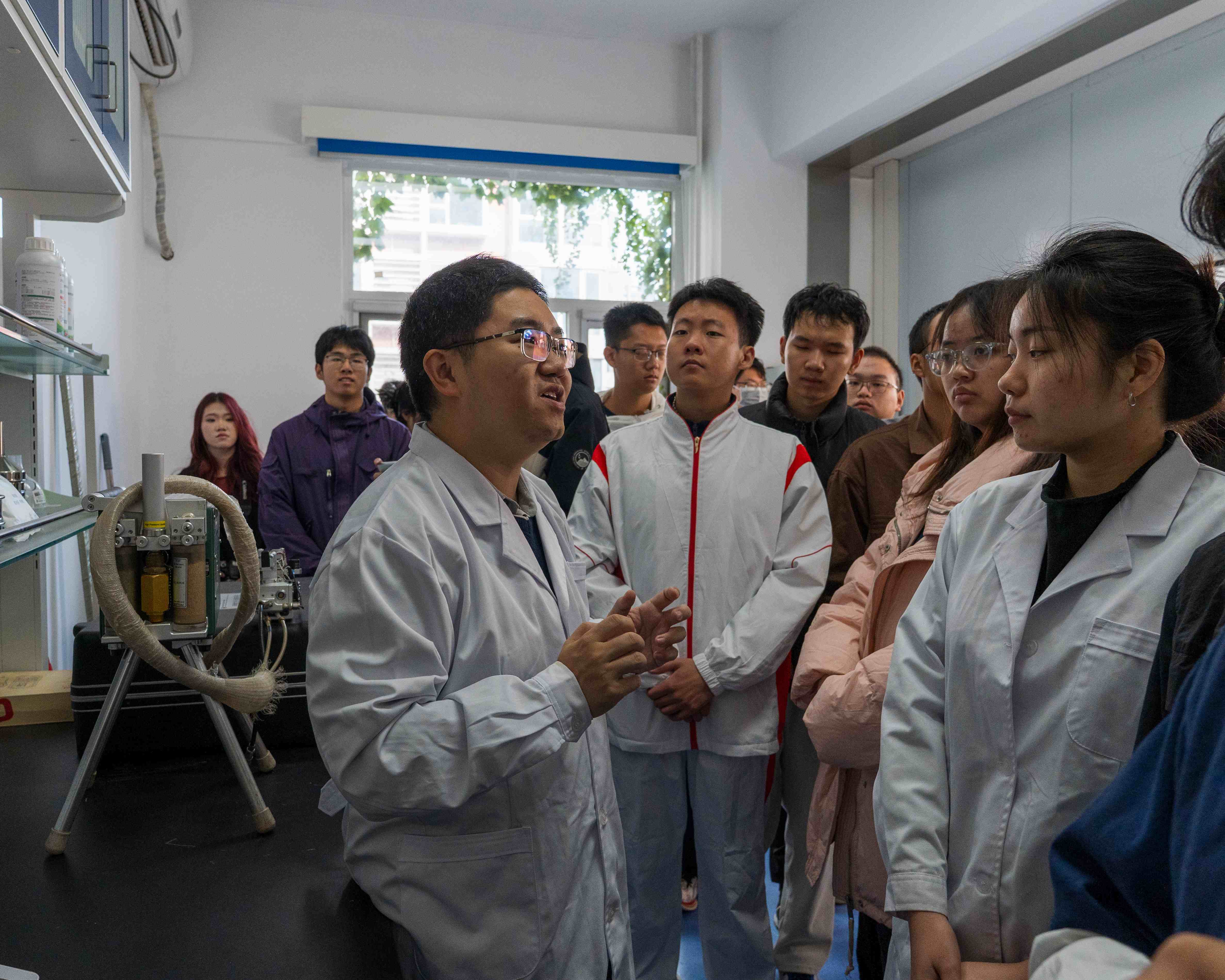 班主任帶領學生走進科研平台