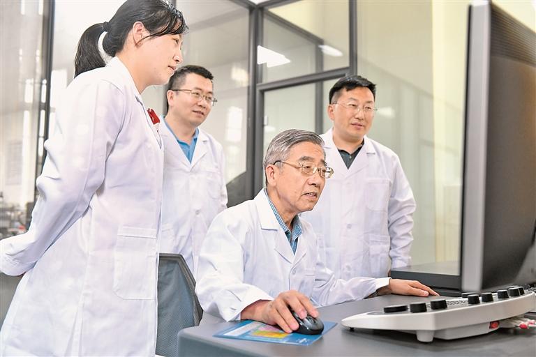 中国工程院院士郑健龙（右二）带领团队成员分析实验数据。资料图片