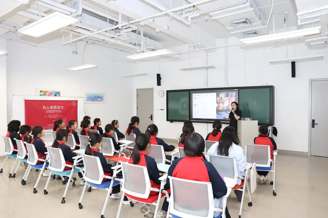 南關小學等學生課堂上了解北服服務冬奧會等國家重大項目的服裝設計案例