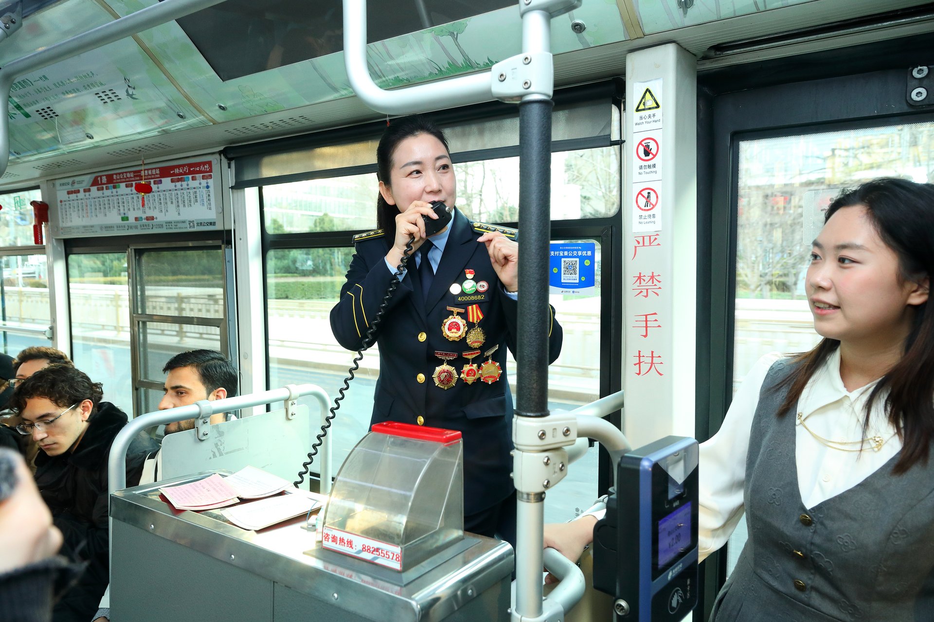 常洪霞在“大1路”公交車上講解