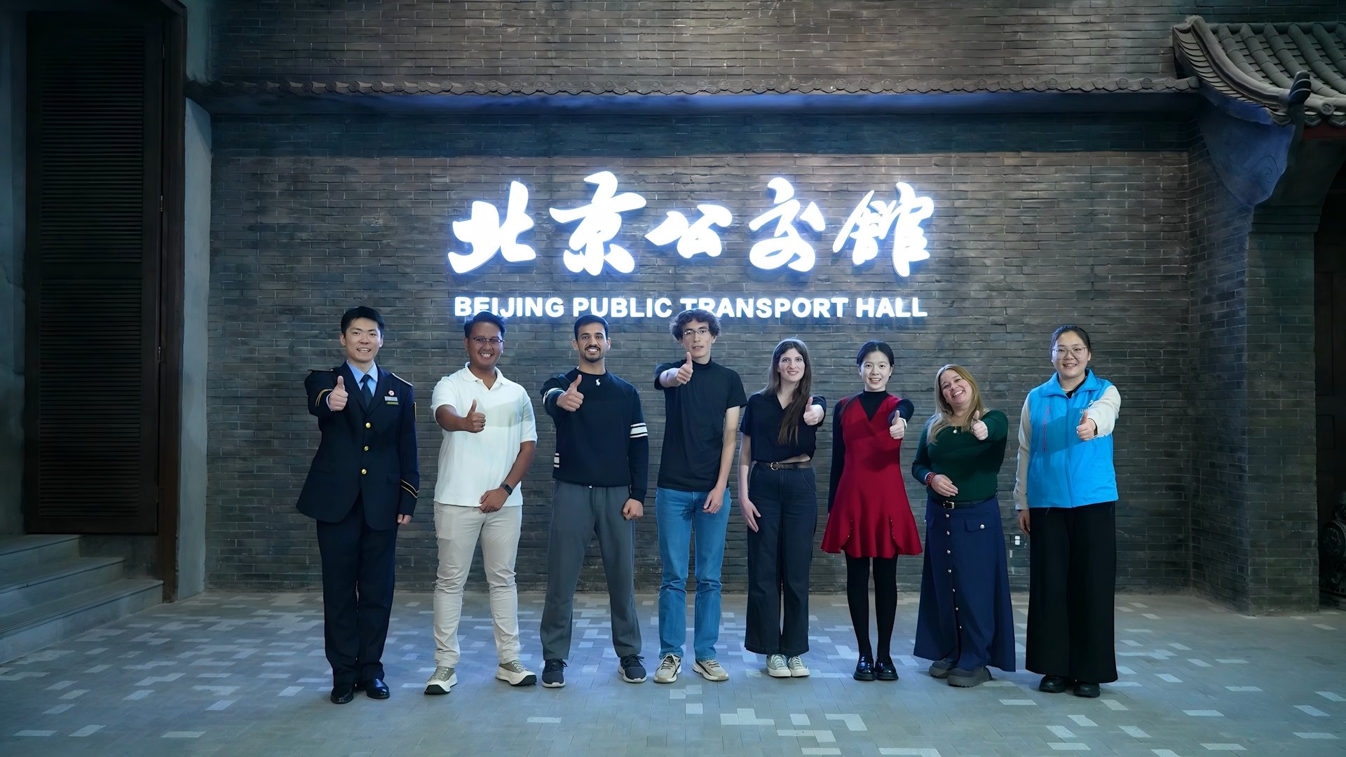中外學子錄制多語種乘車播報視頻