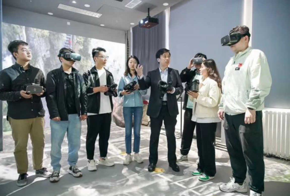 劉新剛教授在全國高校思政課虛擬仿真體驗教學中心（北京理工大學）授課