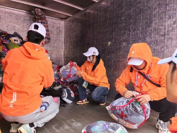 2024年北京半程馬拉鬆活動學生志願者們搬運行李