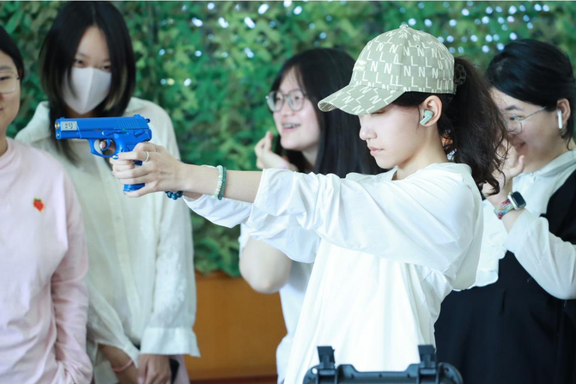 圖1 學生在輕武器博物館體驗模擬射擊