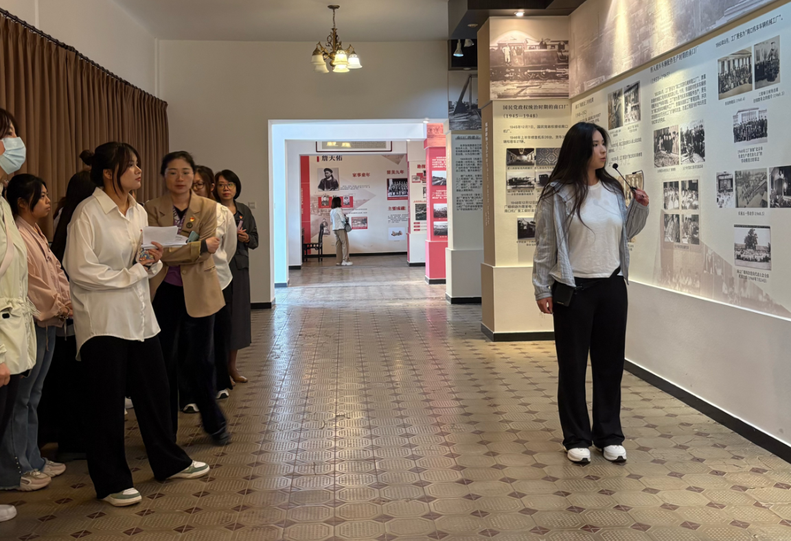 圖2 學生在詹天佑辦公舊址講解