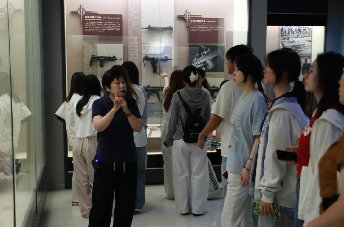 圖3 學生參觀輕武器博物館