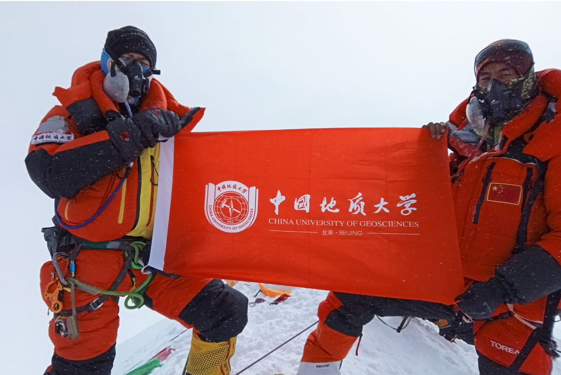 陳李昊（左）登頂珠峰