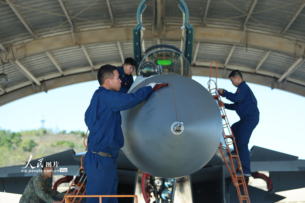 海軍航空大學某部開展跨晝夜飛行訓練【2】