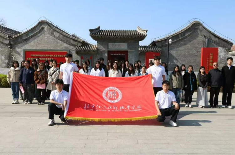 学校师生参与爱国主义教育实践活动