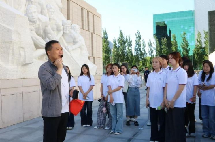 思政教师在中国共产党历史展览馆现场讲授思政课