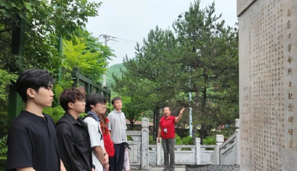 学校组织学生参观狼儿峪爱国主义教育基地