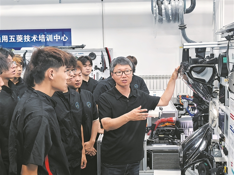 濟職教師借助整車電氣台架講授新能源汽車技術知識。受訪者供圖