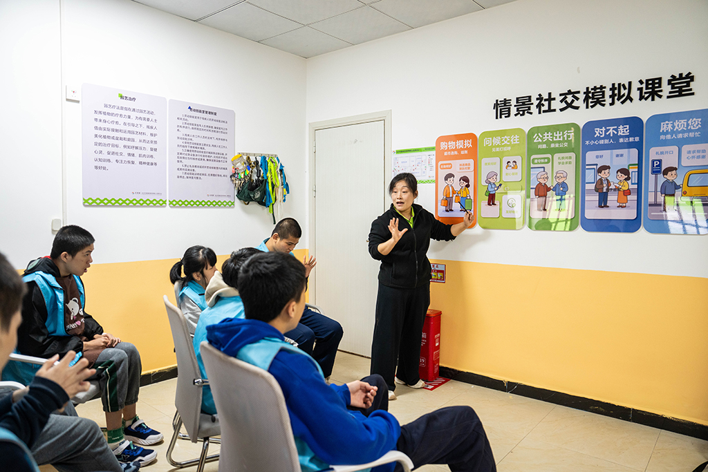 10月29日，在望城區星羽殘疾人托養中心教室，工作人員帶領學員進行社交模擬練習。
