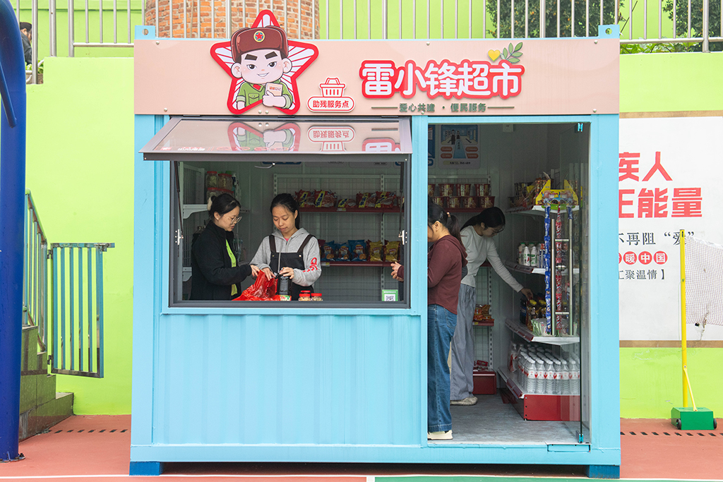 10月29日，在望城區星羽殘疾人托養中心模擬超市，學員（左二）在進行收銀訓練。