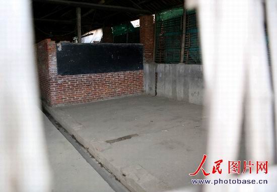 人民网讯 6月21日,人民网的一篇报道《组图:学校没户口 学生在猪棚中上课》引起了广大读者的强烈关注,7月20日,记者再次来到南昌市佛塔生猪批发市场旁边所谓的育新小学,该校已被取缔,透过猪棚的竹栏可以看到,教室里空荡荡的。 在菜农家附近,昌东工业开发区社会事务部的工作人员正上门为菜农子女刘桃云进行登记。据了解,今天正在办理130余名非法办学点的菜农子女就读相关入学前的登记,佛塔、京川小学被列为接收农民工子女就读的学校。该市将外地菜农列入进城务工就业农民范畴,菜农子女可以享受就读优惠政策,