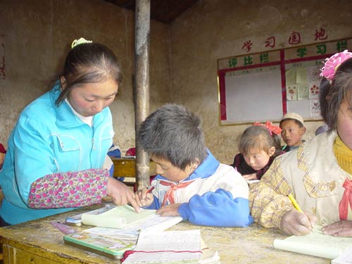 甘肃17岁<em>小学生</em>当老师 环境苦教师频调离--教育