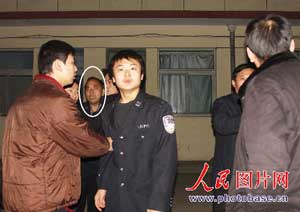 山西临汾学生报警遭殴打 警员借酒逞凶 (3)