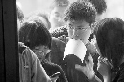 2006年11月10日,南京市。2007年碩士研究生報名現場確認正式拉開帷幕,考生排成長隊等候現場確認。劉莉攝