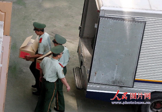 组图:北京武警押送高考试卷搬家