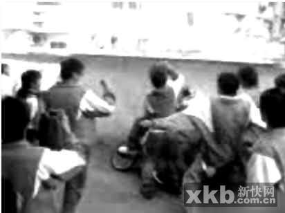 广州校园暴力视频:十余男生围殴两同学 (2)