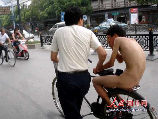 组图:孩子闯祸惹父怒 被<em>逼裸体</em>游大街--教育--人