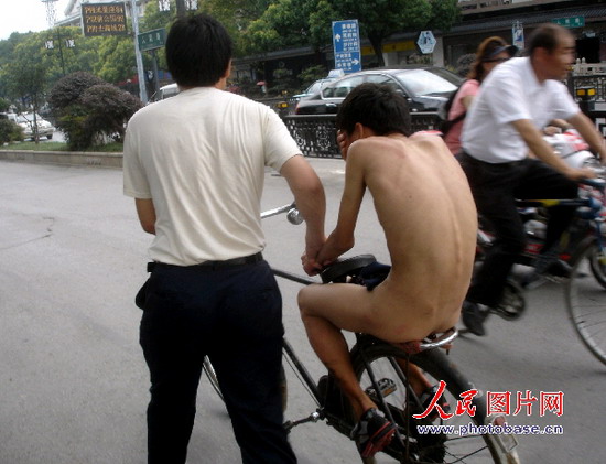 组图:孩子闯祸惹父怒 被<em>逼</em>裸体游大街--教育--人